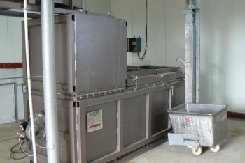 Incărcarea deșeurilor în incinerator.
